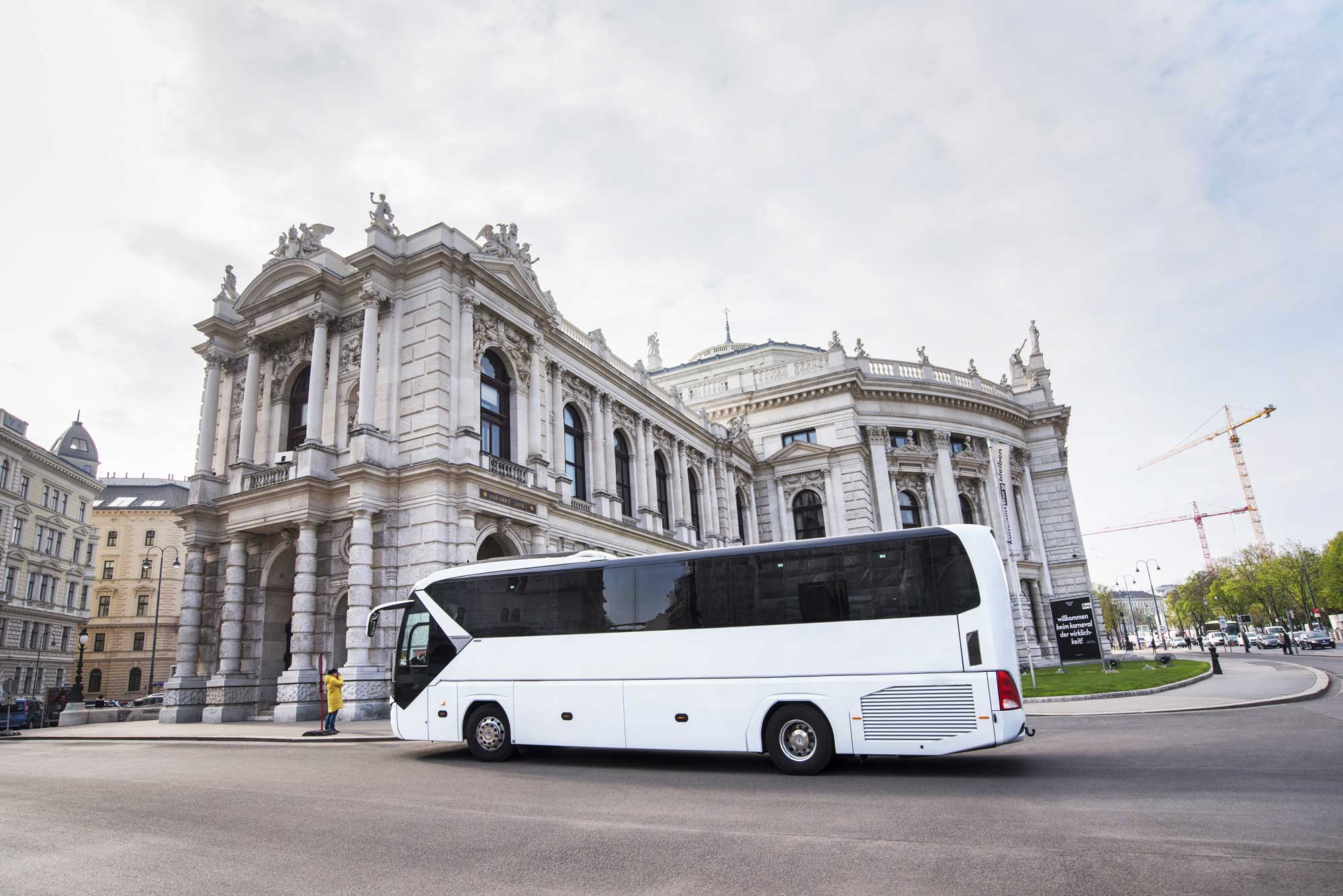 reisebus vor gebäude