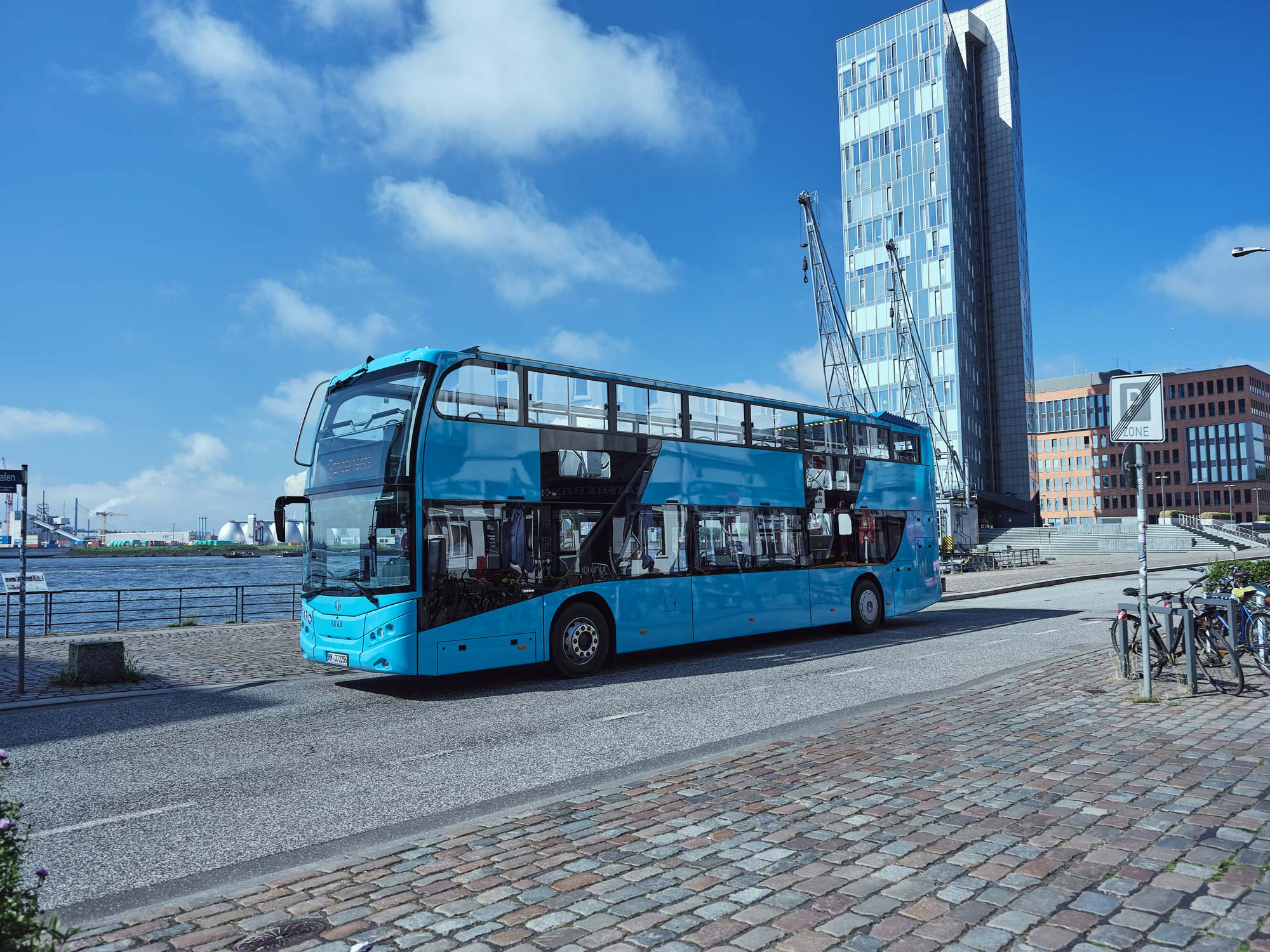 Elektrobus am Holzhafen in Hamburg | agt - agency for global transport